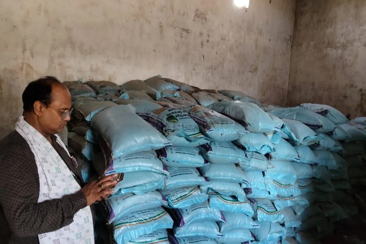 Fertilizer scam in Koria: सोसायटी मैनेजर की एक और करतूत, 115 किसानों को कागजों में बांट दिया खाद, जबकि गोदाम था सील