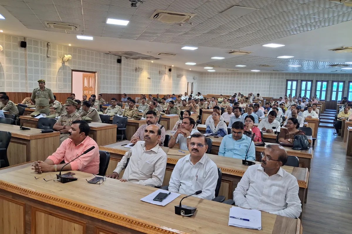 UP Police Constable Exam: सिपाही भर्ती परीक्षा को लेकर महत्वपूर्ण बैठक, 44 केंद्रों पर 3 दिन में 1.16 लाख अभ्यर्थी होंगे शामिल