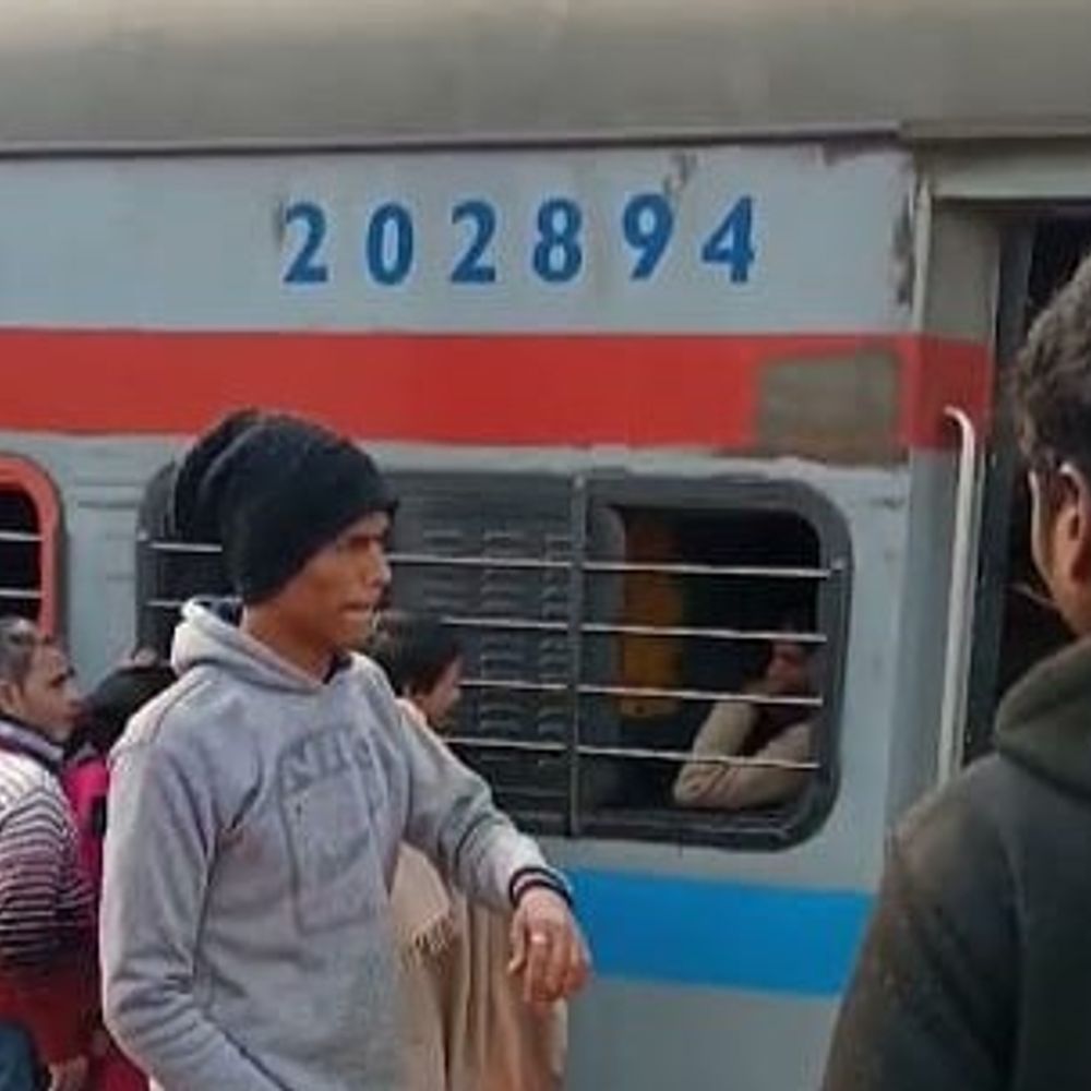 बक्सर में 80 यात्री गिरफ्तार 38,700 जुर्माना:महिला और दिव्यांग बोगियों में अनधिकृत यात्रा करने वालों पर की गई कार्रवाई