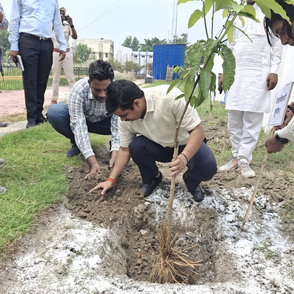 सुपौल में हरित अभियान, 850 पौधे लगाए गए:DM ने प्लांटेशन कर पर्यावरण रथ को हरी झंडी दिखाई