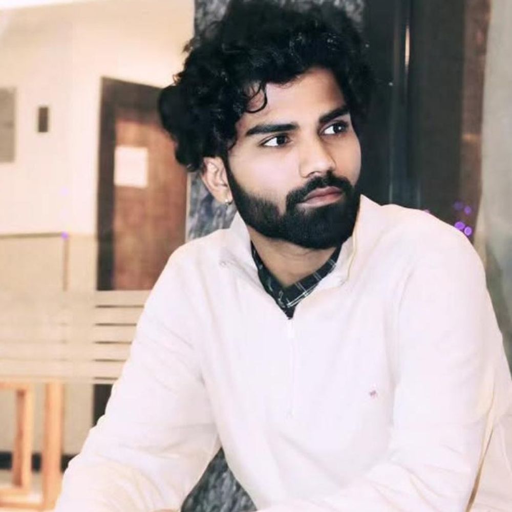 बक्सर में पेड़ से टकराई सुपर बाइक, युवक की मौत:डुमरांव-बिक्रमगंज मार्ग पर हादसा, वाहन को बचाने में नियंत्रण खोया