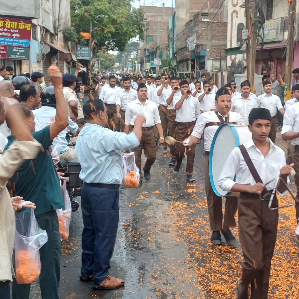 मुंगेर में RSS का पथ संचलन निकला:शहर में पुष्प वर्षा से स्वागत, ‘वंदे मातरम्’ के उद्घोष; पुलिस बल तैनात