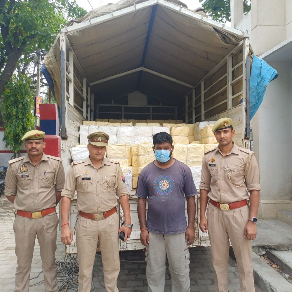 हरियाणा से प्रयागराज जा रही शराब की बड़ी खेप पकड़ी:सहारनपुर में अंडों की आड़ में ट्रक से 340 पेटी अंग्रेजी शराब बरामद