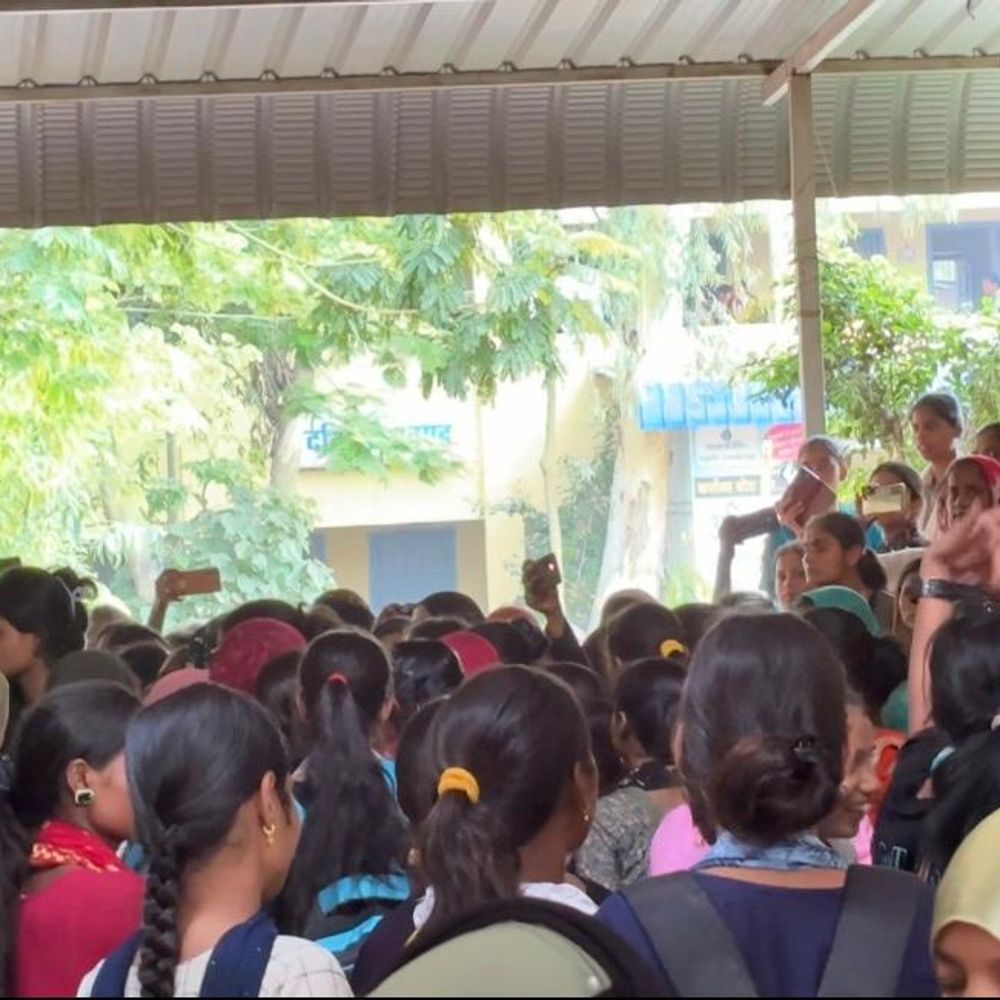 जेएमडीपीएल महिला कॉलेज में छात्राओं ने जमकर किया प्रदर्शन, पुलिस के समझाने के बाद शांत हुई
