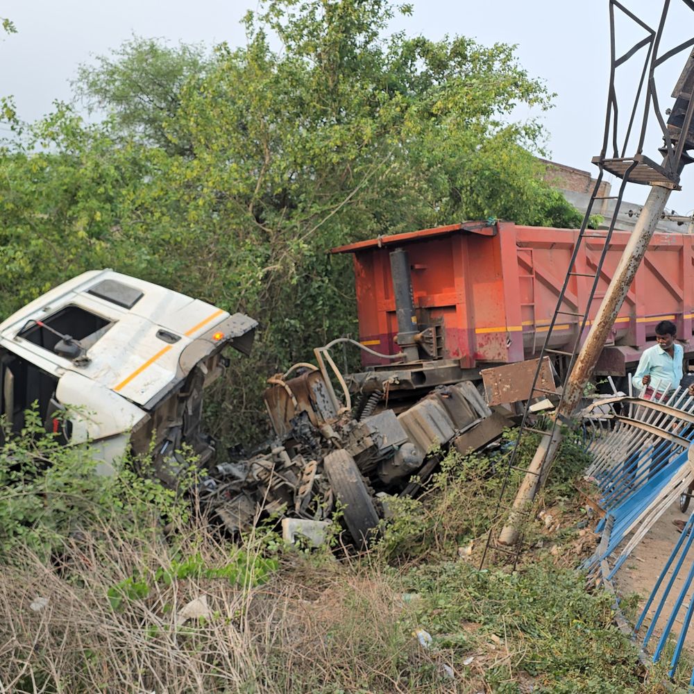 हसनगंज में गड्ढे में पलटा ट्रक, ड्राइवर और खलासी घायल