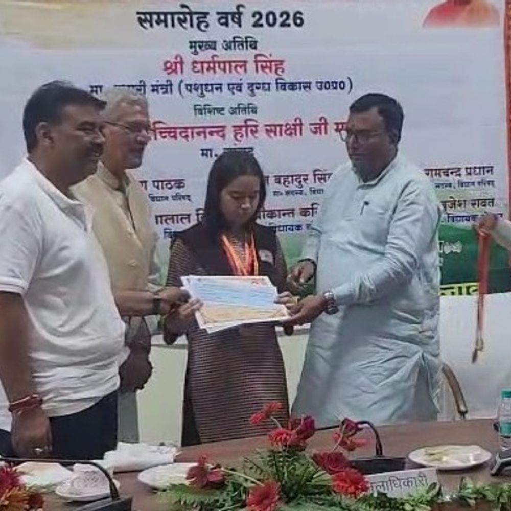 उन्नाव में मेधावी छात्रों का सम्मान:प्रदेश टॉपर को मिला एक लाख रुपये का पुरस्कार, डीएम ने कहा- पूरे राज्य का गौरव