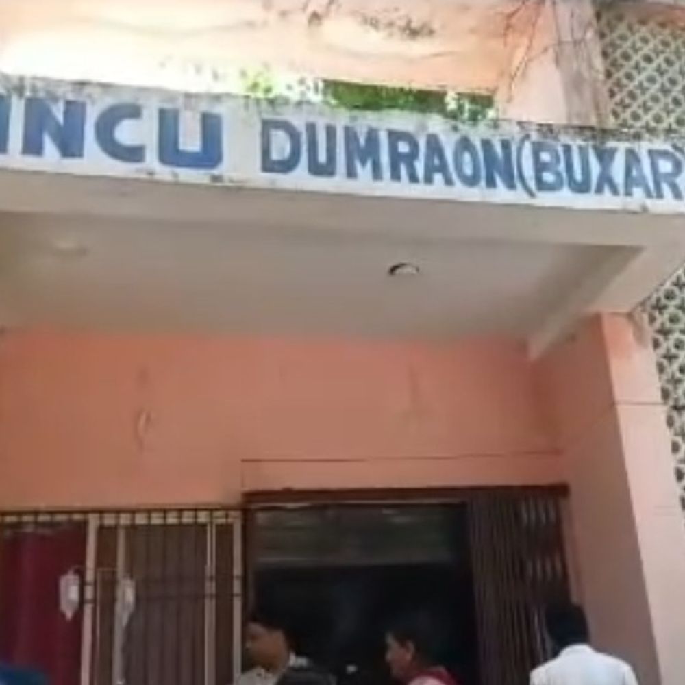 डुमरांव अस्पताल में नवजातों का वार्ड के बाहर इलाज:3 दिन से बिजली ठप, अस्पताल का चेंजर पहले से था खराब