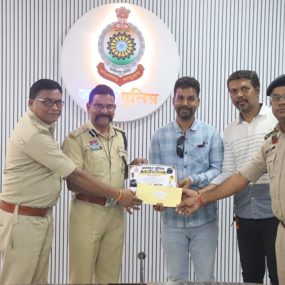 जशपुर में सड़क सुरक्षा रील प्रतियोगिता:विजेताओं को नकद पुरस्कार, हेलमेट और पेट्रोल देकर सम्मानित किया गया