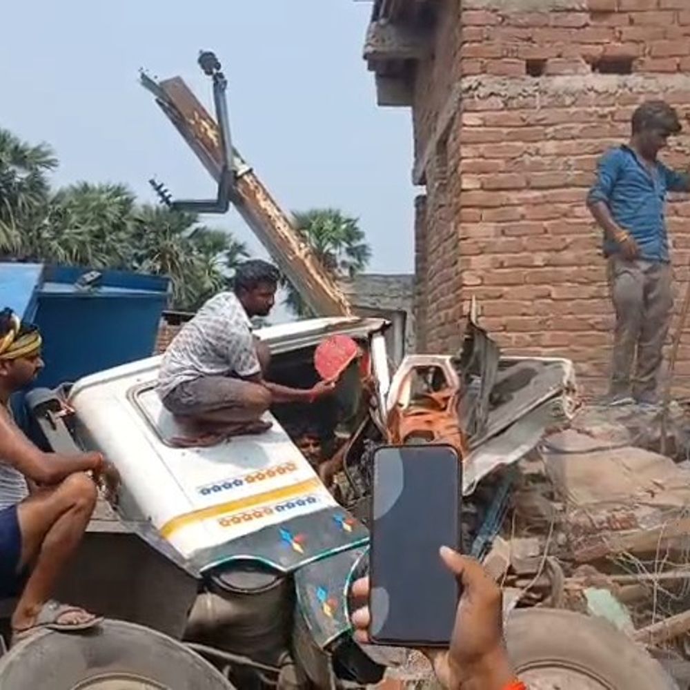 बेकाबू ट्रक घर पर पलटा, 5 घायल:नवादा में नेशनल हाईवे पर एक्सीडेंट, रेस्क्यू जारी