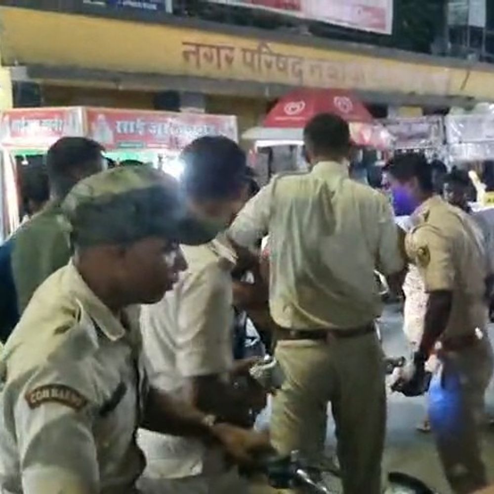नवादा में पुलिस-पब्लिक के बीच झड़प:वाहन चेकिंग के दौरान मारपीट, वीडियो वायरल; जांच शुरू