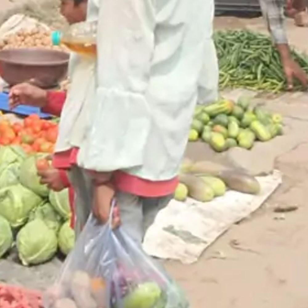 किशनगंज में सिंगल यूज प्लास्टिक पर प्रतिबंध बेअसर:शहर से ग्रामीण इलाकों तक लगातार लोग कर रहे इस्तेमाल