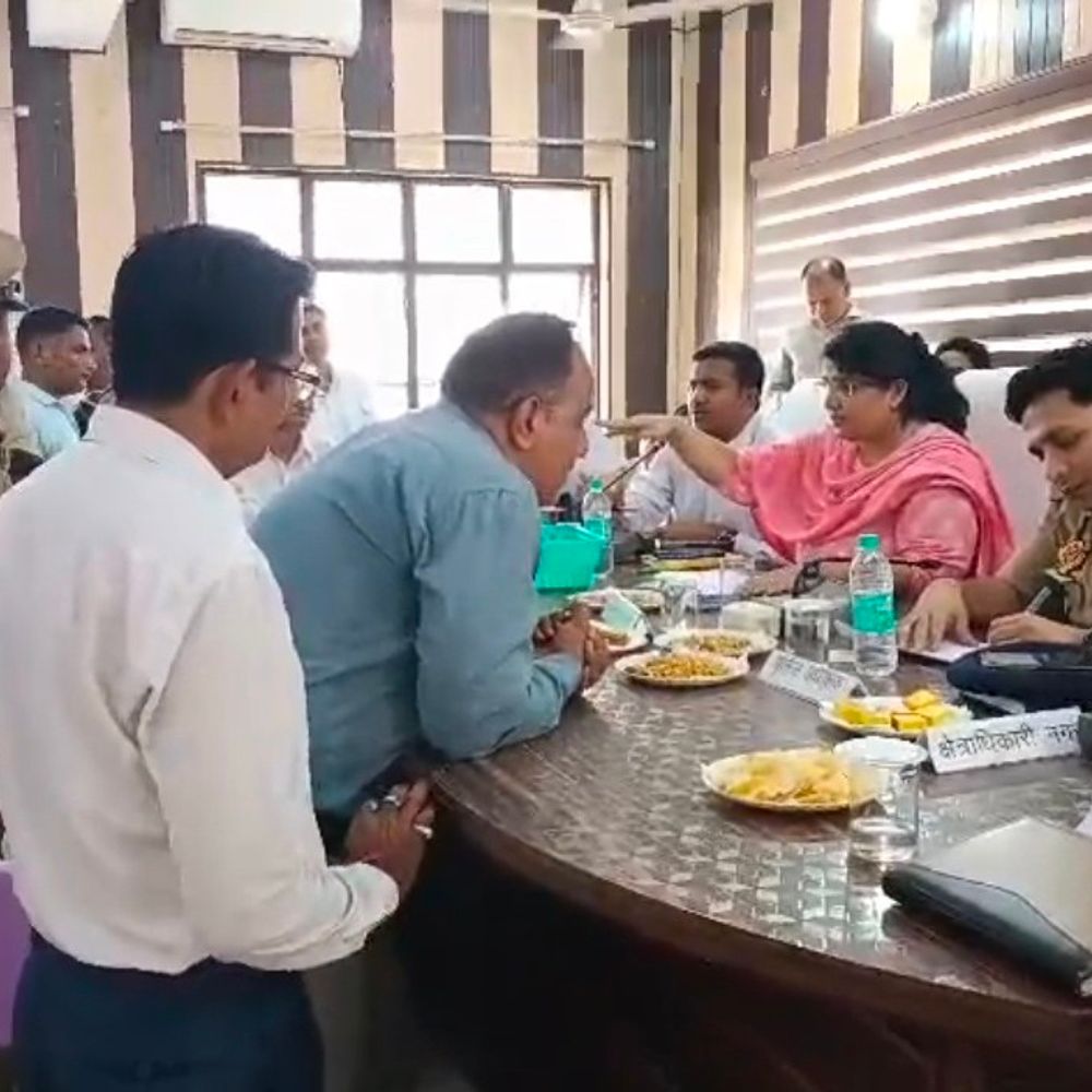 समाधान दिवस के दौरान महिला हादसे का शिकार:रायबरेली में 15 मिनट रुकी जनसुनवाई, 600 से ज्यादा शिकायतें दर्ज