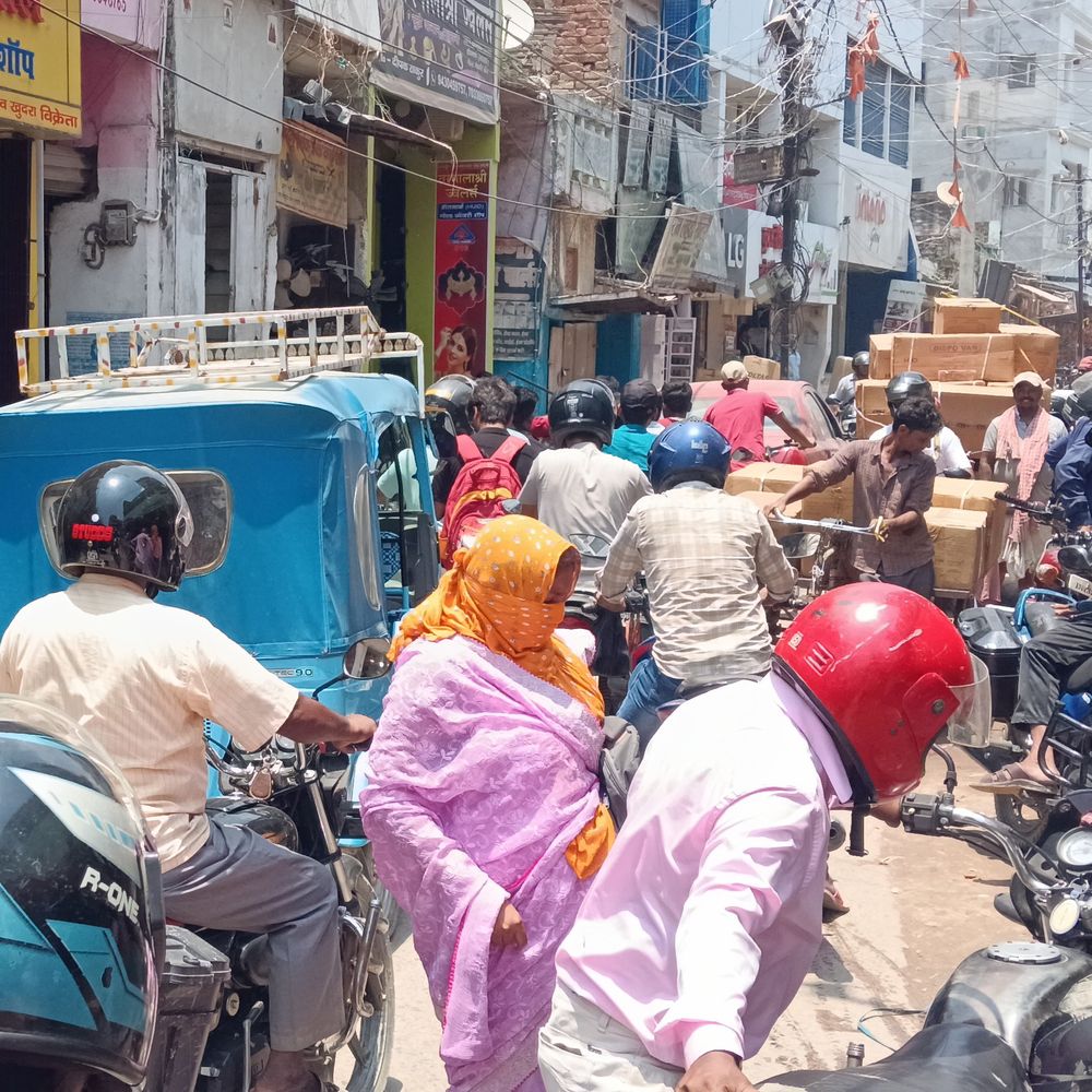 मधुबनी के चूड़ी बाजार में भीषण ट्रैफिक जाम:अतिक्रमण बना मुख्य कारण, गर्मी में घंटों फंसे रहे राहगीर