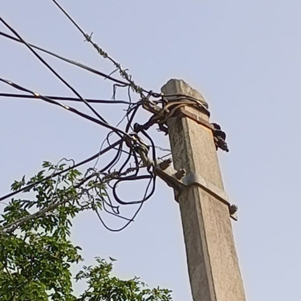 सुल्तानपुर में 6 दिन से बिजली गुल:फत्तेपुर गांव के ग्रामीण परेशान, मोबाइल चार्ज करना भी हुआ मुश्किल