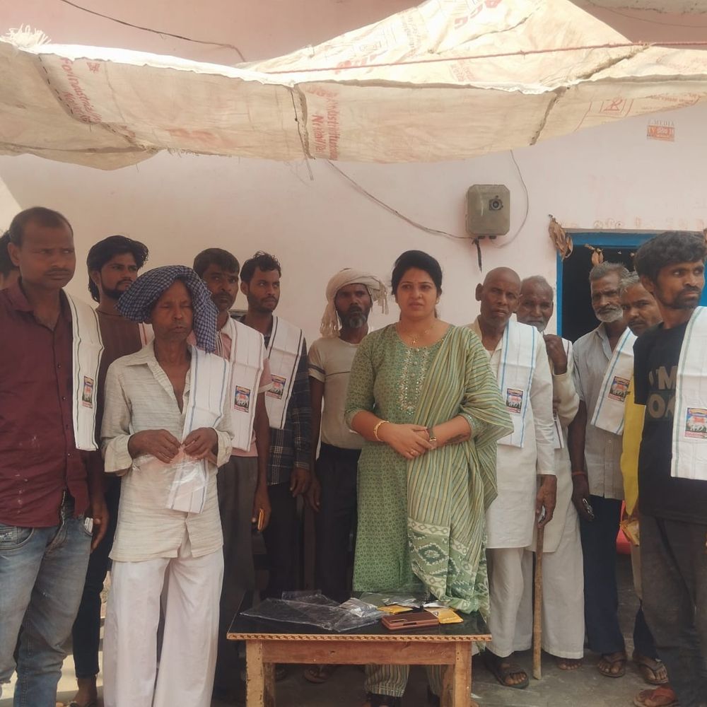 ओजस्वी फाउंडेशन ने श्रमिकों को गमछे, ओआरएस बांटे:औरैया में गर्मी से राहत देने के लिए पहल