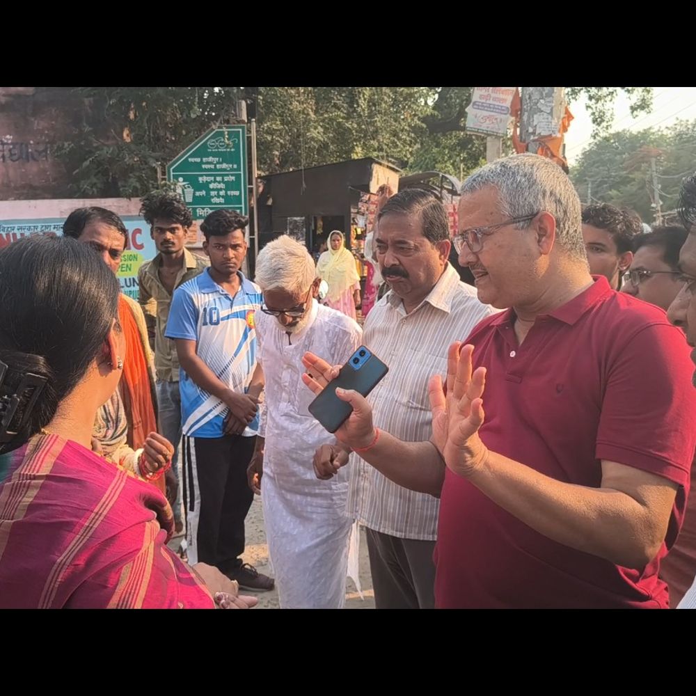 शिलान्यास कार्यक्रम में जर्जर सड़क का मुद्दा उठा:हाजीपुर नगर सभापति ने मौके पर जाकर किया निरीक्षण, लोगों को जल्द बनवाने का आश्वासन दिया
