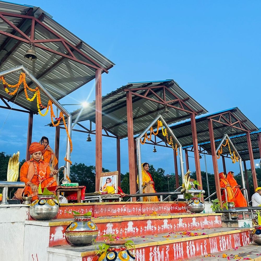 गोमती तट पर महाआरती, सफाई और पौधरोपण:लोकमाता अहिल्याबाई जयंती पर महंत देव्या गिरि ने किया आह्वान
