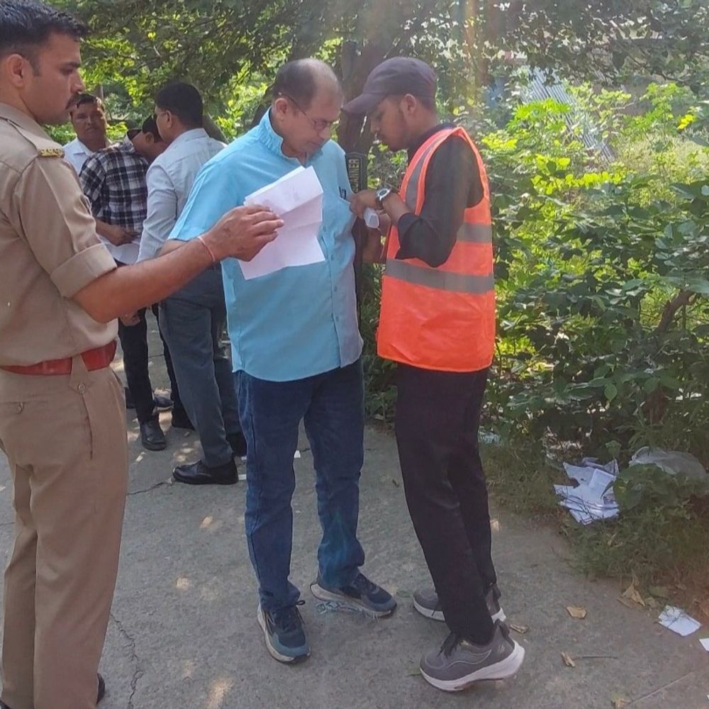 बदायूं में टीजीटी परीक्षा का दूसरा दिन:कड़ी सुरक्षा के बीच केंद्रों पर प्रवेश, बायोमेट्रिक प्रक्रिया से गुजर रहे परीक्षार्थी