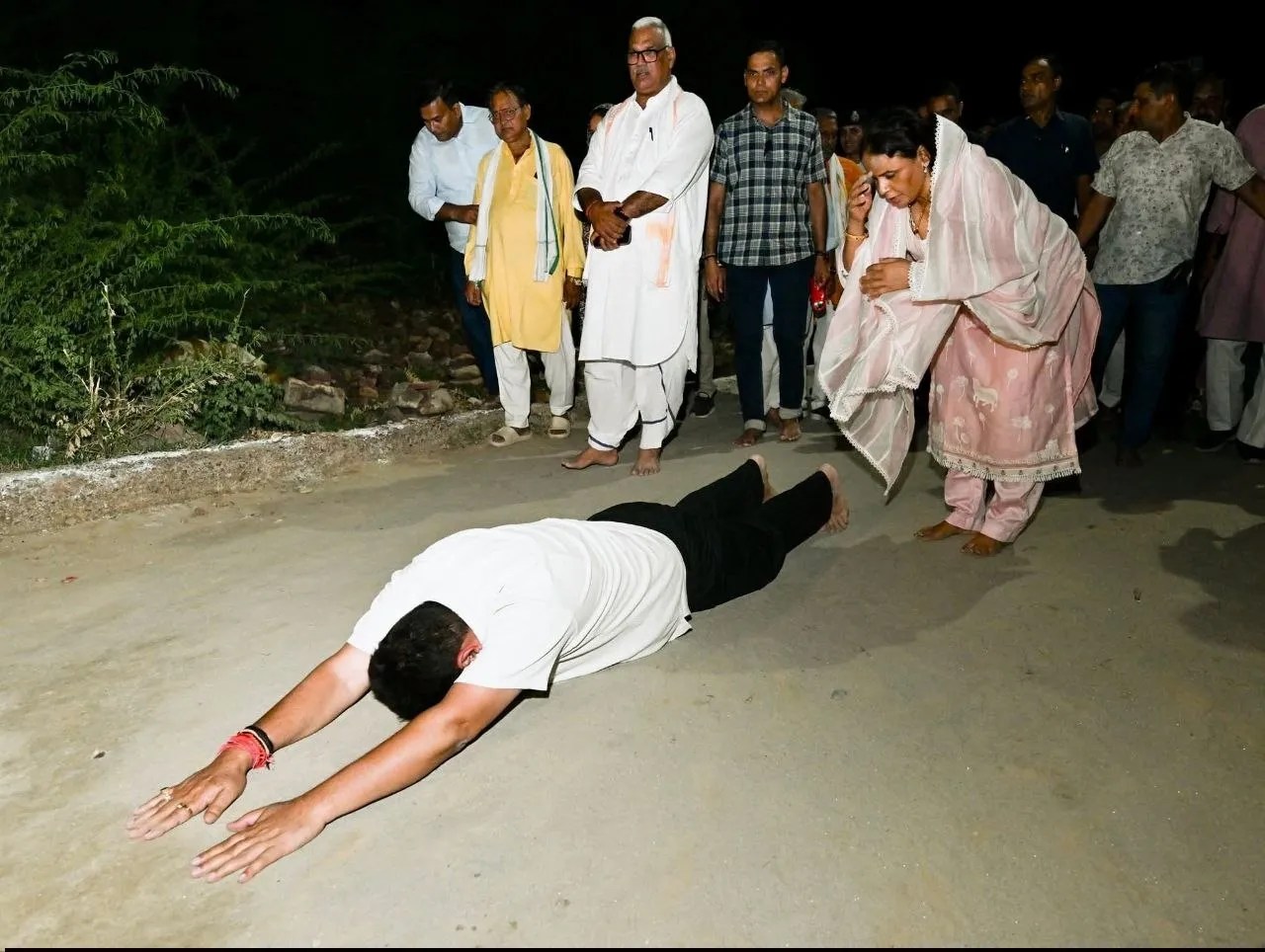 गोवर्धन गिरिराज जी की शरण में पहुंचे CM Bhjanlal Sharma, लगाई ‘सात दंडवती’, तस्वीरें हुईं वायरल
