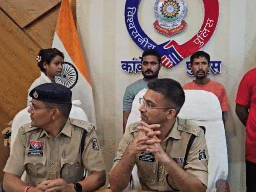 बॉयफ्रेंड संग मिलकर पति की हत्या:पहले शराब पिलाई, बेहोश होते ही करंट से मार डाला; 1 साल बाद पत्नी समेत 4 आरोपी गिरफ्तार