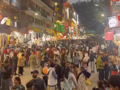 हिमाचल के कूल वेदर में समर-वेकेशन एंजॉय कर रहे टूरिस्ट:महिला बोली-शिमला सच में ‘क्वीन ऑफ हिल्स’, होटलों में ऑक्यूपेंसी 70% पहुंची
