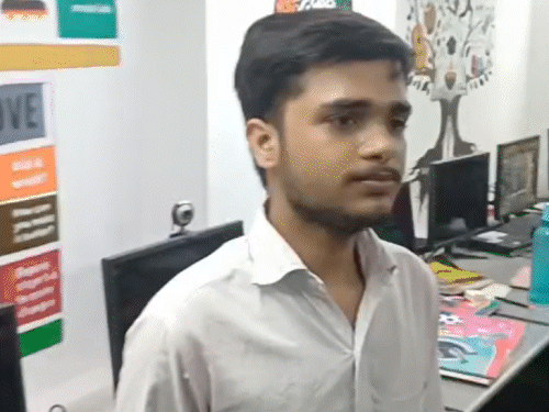 रेलवे की जमीन पर खपरैल घर, मंदिर लाइट स्टडी लैंप:सूत काटने वाले का बेटा बनेगा IITian, JEE एडवांस में गयाजी के ओम की सक्सेस स्टोरी