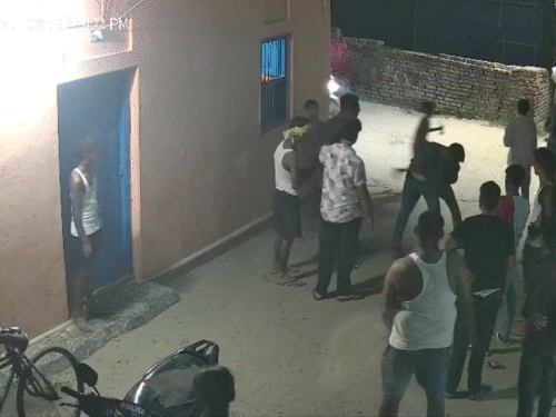 चौकीदार की पिटाई का CCTV फुटेज वायरल:पीड़ित बोला- ड्यूटी के समय हुई मारपीट; DSP बोले- पहले से चल रहे झगड़े में हमला