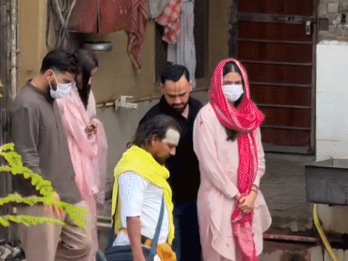 विराट कोहली IPL जीतने के बाद प्रेमानंदजी से मिलने पहुंचे:पत्नी अनुष्का भी साथ थीं; वृंदावन आश्रम में दोनों नंगे पैर चलते नजर आए