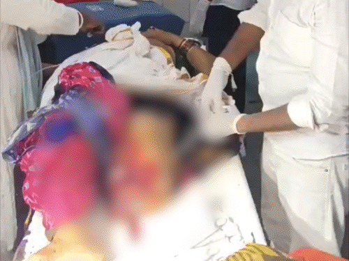 औरंगाबाद में बस-ट्रक में टक्कर, 3 की मौत:आंध्र प्रदेश के 40 लोग बोधगया घूमने के बाद काशी जा रहे थे, हादसे में 20 यात्री घायल