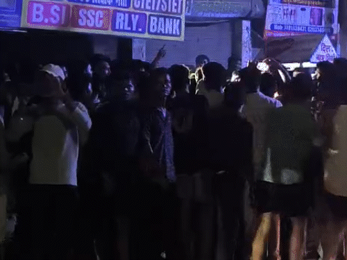 खान सर को अब तक गिरफ्तार नहीं कर पाई पुलिस:रातभर कोचिंग के बाहर बैठे रहे छात्र; मोबाइल पर मैसेज- आज भी होगी सर की क्लास