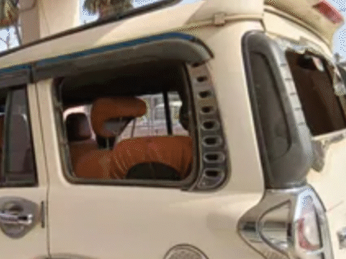 मुजफ्फरपुर में शराब तस्कर को पकड़ने गई पुलिस पर हमला:महिला सिपाही समेत 8 जवान हुए घायल, पथराव में पुलिस की गाड़ी का शीशा टूटा