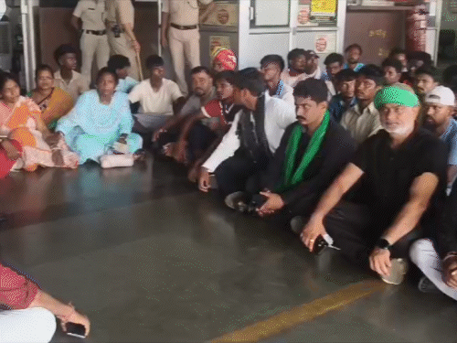 टाटानगर स्टेशन हादसे में झुलसे युवक की मौत:स्टेशन पर परिजनों का हंगामा, मुआवजे-नौकरी की मांग को लेकर परिजनों का प्रदर्शन