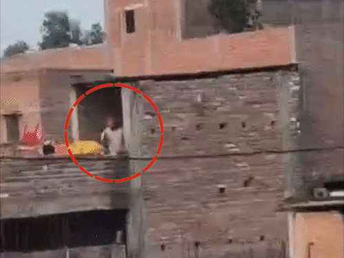 बेगूसराय में 2 घरों की छत से पत्थरबाजी-फायरिंग:एक पक्ष पर अवैध वसूली का आरोप, दूसरे ने कहा- बेटी को बाइक से धक्का मारा