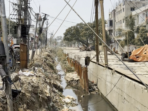 इस बारिश में डुबेगा पटना, कीचड़ में चलना होगा:नाला निर्माण किया पर छोटे नालों से नहीं जोड़ा, कई मोहल्लों में सड़क खोदी, मानसून लेगी अग्निपरीक्षा