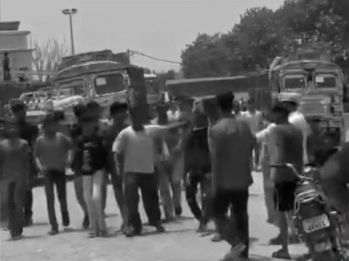 दरभंगा में चोरी के आरोप में युवक की पिटाई; VIDEO:महिला का बैग छीनकर भाग रहा था, गुस्साए लोगों ने बेल्ट से मारा