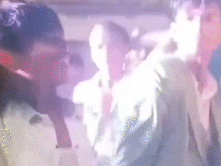 बेगूसराय में शादी समारोह में हथियार लेकर डांस; VIDEO:जश्न के दौरान लड़कों ने हवाई फायरिंग भी की, आरोपियों की तलाश में जुटी पुलिस