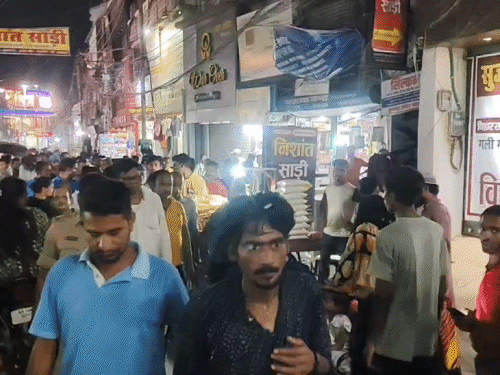 चेन स्नेचिंग करते युवक धराया, भीड़ ने की पिटाई:पुलिस ने आरोपी को बचाया, खरीदारी करने पहुंची महिला ने सोने का लॉकेट पहना था
