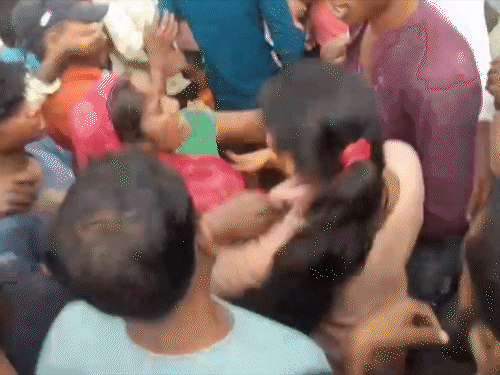 बॉयफ्रेंड से शादी करने पहुंची लड़की की पिटाई,VIDEO:बांका में लोगों ने बाल-गर्दन पकड़कर घसीटे, लड़की बोली-घरवाले कहीं और कराने चाहते थे, इसलिए भागना पड़ा