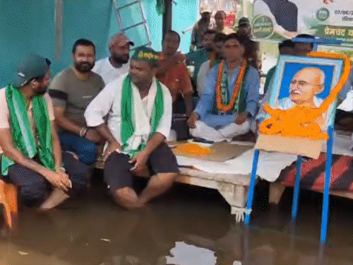 25 साल से जलजमाव, निकासी के लिए अनशन किया शुरू:डिप्टी मेयर बोली- वीआईपी आए तो तुरंत व्यवस्था दुरुस्त होगी, लोगों की समस्या से किसी को मतलब नहीं