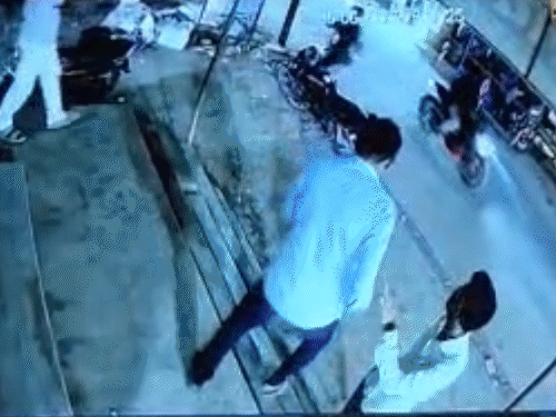 बेगूसराय में ज्वेलरी शॉप के मालिक से लूट:बाइक की डिक्की से थैला लेकर भागे; CCTV फुटेज में भागते दिखे बदमाश