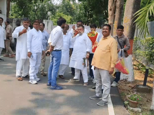 ‘एनडीए में सबकुछ ठीक, विपक्ष बेचैन है’:पूर्व सीएम नीतीश जदयू राष्ट्रीय कार्यकारी अध्यक्ष से मिलने पहुंचे, संजय झा बोले- हम मिलकर काम कर रहे
