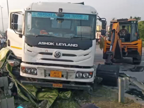 नालंदा में कार-हाईवा के बीच टक्कर, 1 की मौत:ओवरटेक करते वक्त हादसा, गाड़ी में फंसे चालक को जेसीबी से निकाला गया