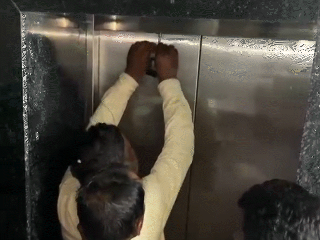 भोपाल में निगम बिल्डिंग की लिफ्ट में फंसी महिला:सेकंड फ्लोर पर 20 मिनट तक फंसी रही; ऑटो रेस्क्यू-बैकअप सिस्टम नहीं