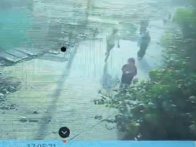 भोपाल में युवती को चाकू से गोदा, VIDEO:गर्दन, चेहरे, पीठ और हाथों पर किए वार; बचाने दौड़ी बहन का गाल चीरकर भाग निकला