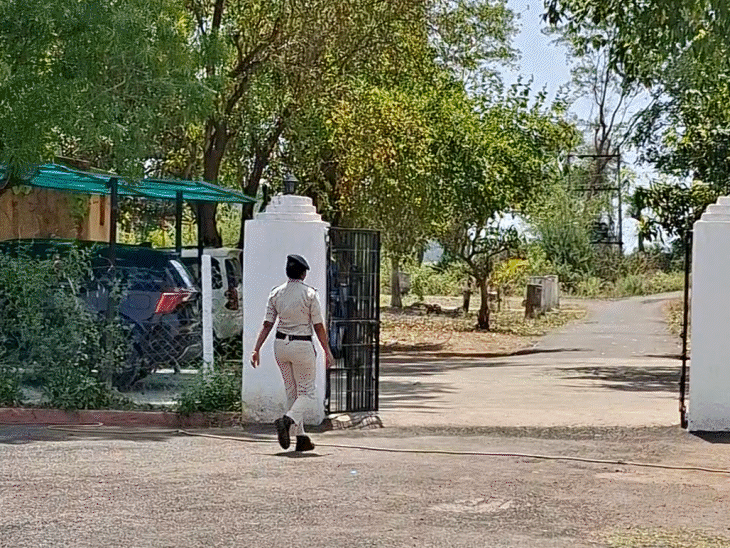 जबलपुर में महिला जेल प्रहरी नौकरी छोड़ने को मजबूर:पीड़िता बोली- पीछा कर मानसिक प्रताड़ना दी जा रही, 2 साल पहले विवाद का मामला एनएचआरसी तक पहुंचा