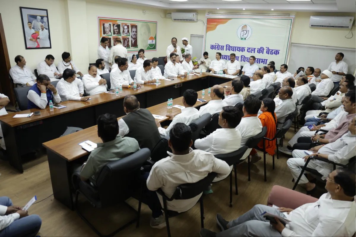 MP में कांग्रेस की बैठक से 4 विधायक गायब, बीजेपी ने की तगड़ी घेराबंदी