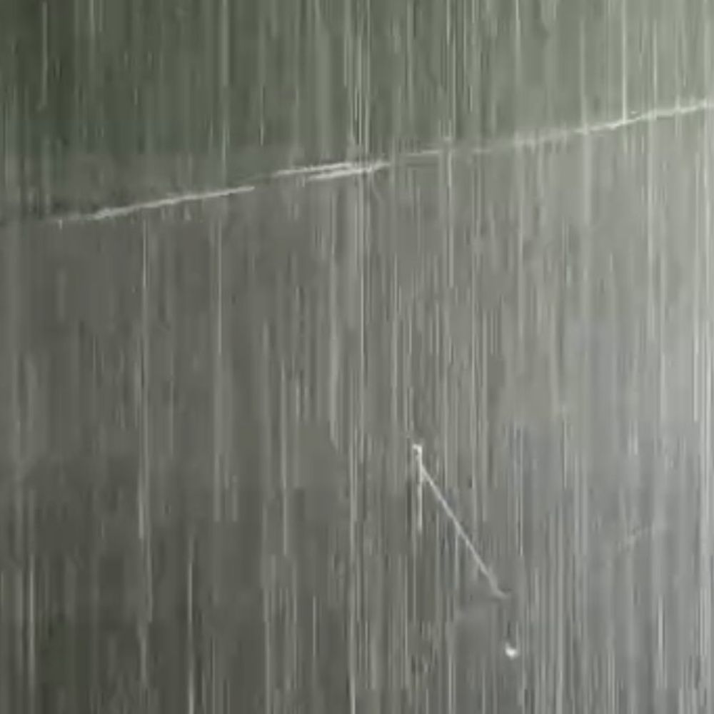किशनगंज में मूसलाधार बारिश, गर्मी से मिली राहत:कई इलाकों में जलजमाव, बिजली आपूर्ति बाधित होने से लोग परेशान
