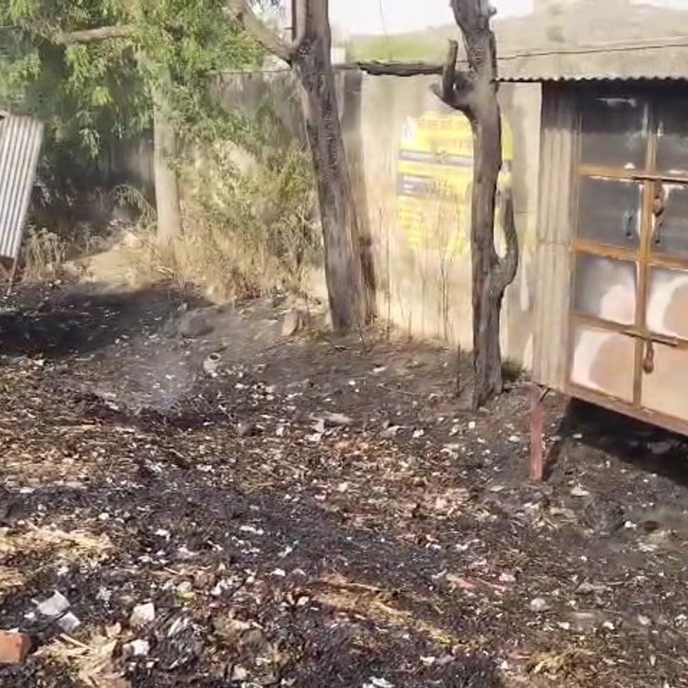 कोटपूतली में झाड़ियों में लगी आग:सड़क किनारे खोखे चपेट में आए, फायर ब्रिगेड ने कड़ी मशक्कत के बाद पाया काबू