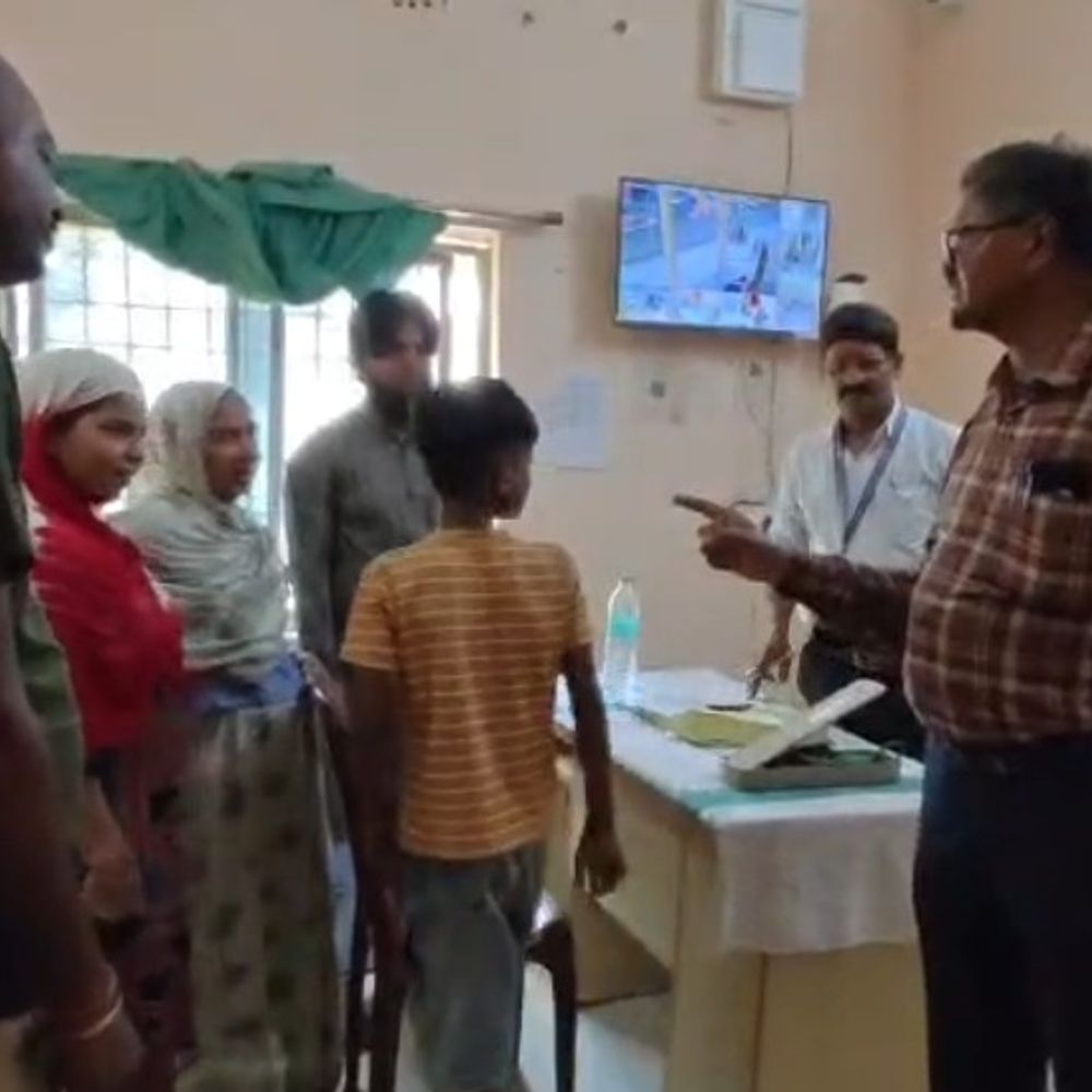 किशनगंज में BMO ने पौआखाली APHC का निरीक्षण किया:मरीजों से अवैध वसूली की शिकायत पर सख्त हुए अधिकारी; दोषियों पर कार्रवाई की चेतावनी
