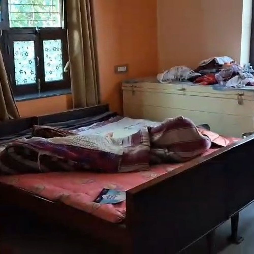 नवादा में पूर्व मुखिया के घर लाखों की चोरी:छत के रास्ते घुसे चोरों ने उड़ाए सोने-चांदी के जेवर और नकदी, सुबह जागने पर बिखरा मिला सामान